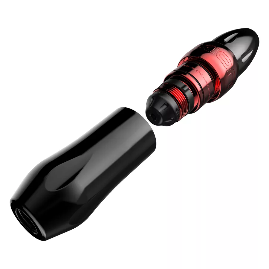 Macchina per tatuaggi Xion Pen nera e rossa in alluminio su sfondo bianco