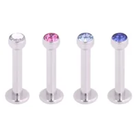 Quattro labret in argento con cristalli chiari, rosa e blu su sfondo bianco