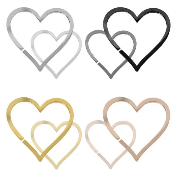 Vier Herz-Piercingsets in Silber, Schwarz, Gold und Roségold auf weißem Hintergrund