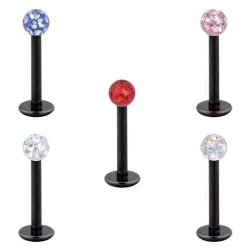 Fünf schwarze Labrets aus Titan mit bunten Kristallen auf weißem Hintergrund