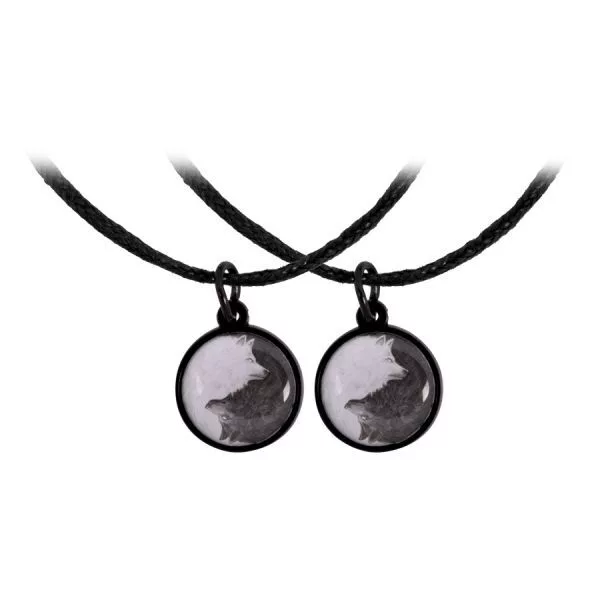 Freundschaftsarmband mit Wolfsmotiv Zwei schwarze Armbänder mit rundem Anhänger und Wolfsmotiv auf weißem Hintergrund