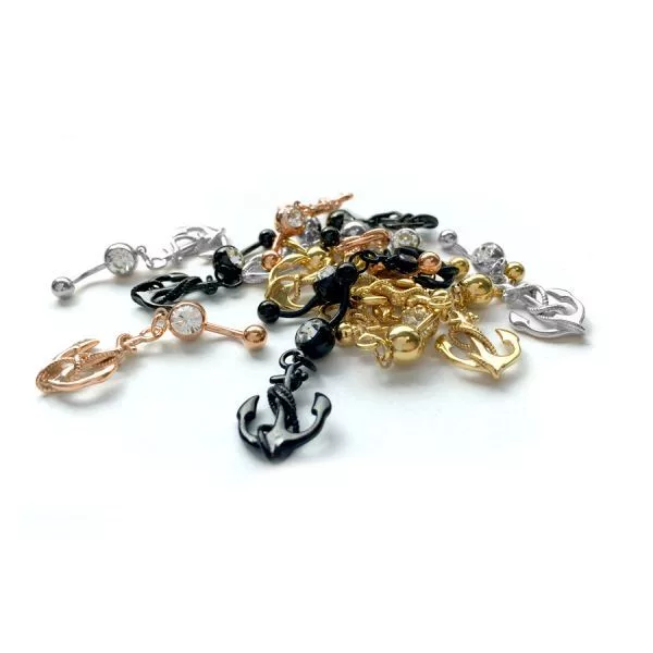 Verschiedene Anker-Piercings in Gold, Schwarz und Silber auf weißem Hintergrund
