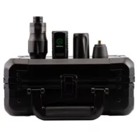 Set da tatuaggio con custodia nera, macchina e accessori su sfondo bianco