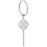 Orecchino in argento a forma di trifoglio con pendente allungato su sfondo bianco