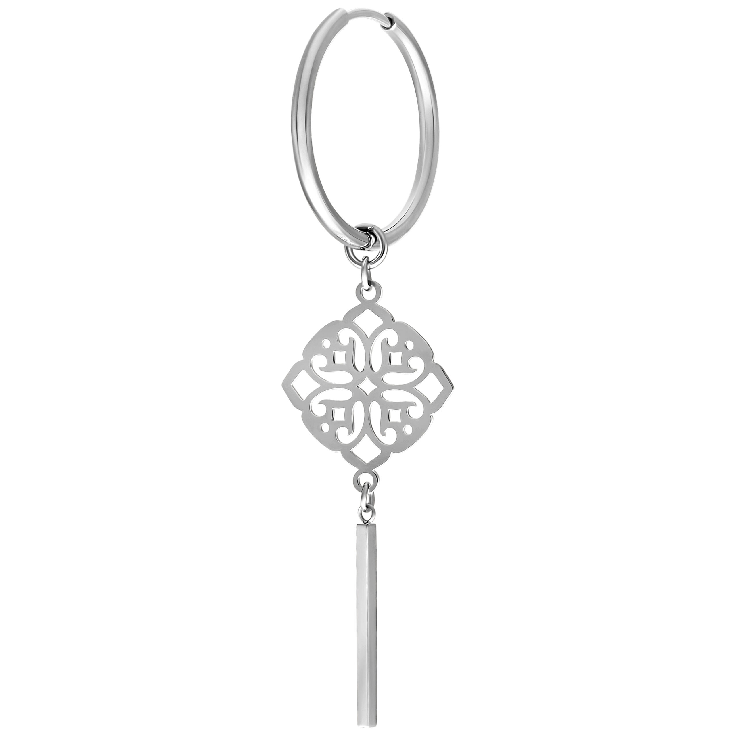 Orecchino in argento a forma di trifoglio con pendente allungato su sfondo bianco