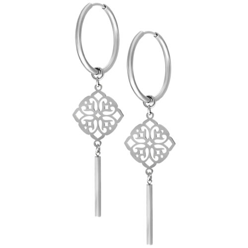 Orecchini d'argento con ciondolo a forma di quadrifoglio su sfondo bianco