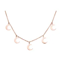 Collana con cinque piccoli ciondoli a forma di luna in oro rosa su sfondo bianco