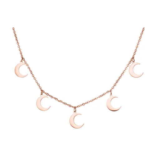 Collana con cinque piccoli ciondoli a forma di luna in oro rosa su sfondo bianco