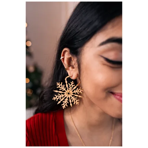 Earcuff unisex a catena in acciaio chirurgico in oro rosa all'orecchio di una persona