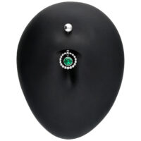 Piercing all'ombelico in argento con cristallo verde smeraldo su sfondo nero