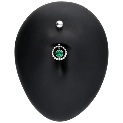Piercing all'ombelico in argento con cristallo verde smeraldo su sfondo nero