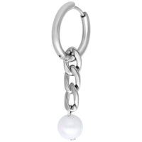 Orecchino color argento con design a catena e perla su sfondo bianco