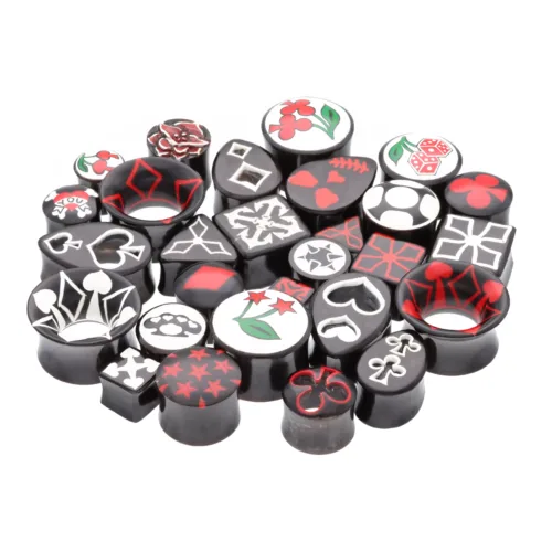 Vari piercing organici in legno con motivi rossi e bianchi su sfondo bianco