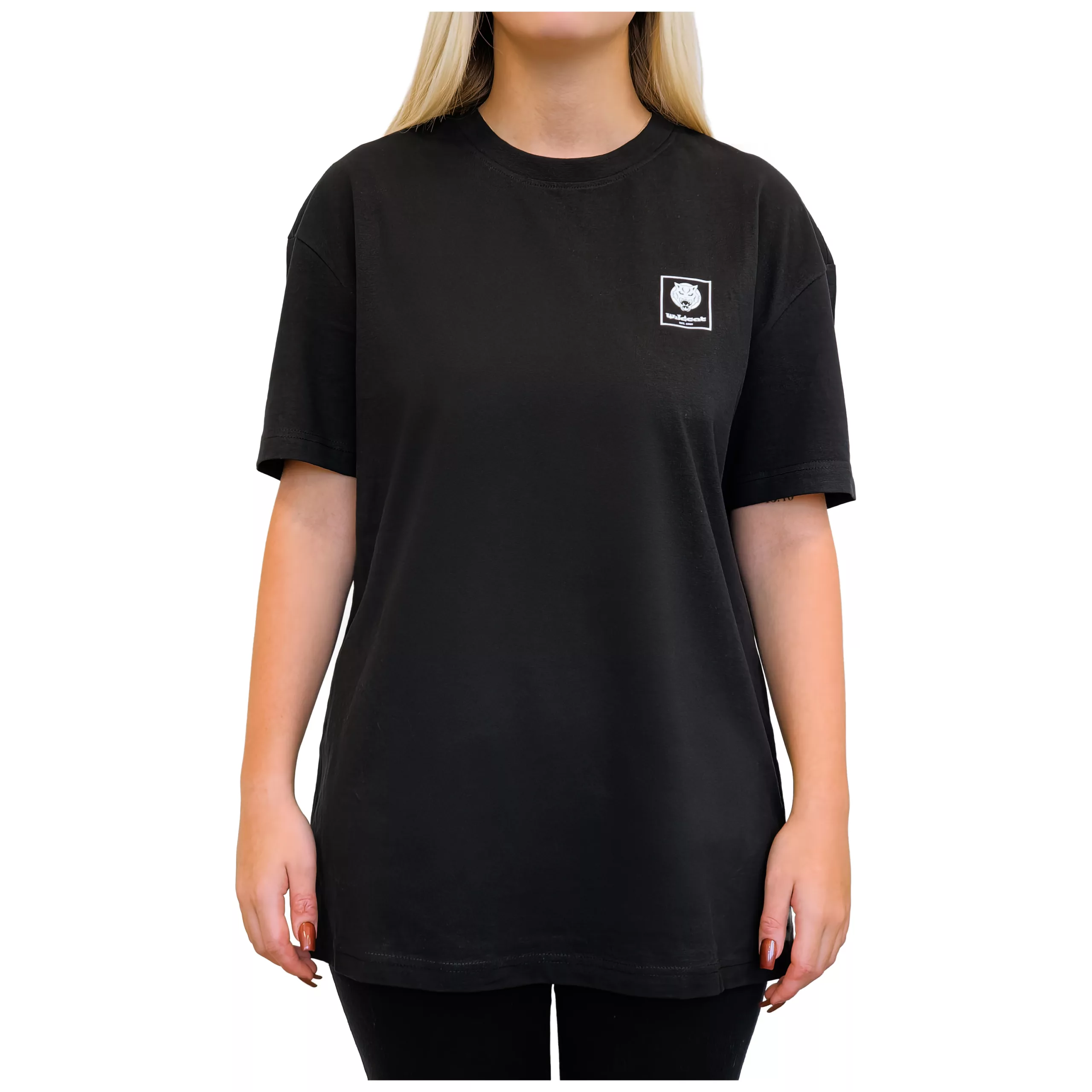 Maglietta boyfriend oversize nera in cotone su sfondo bianco
