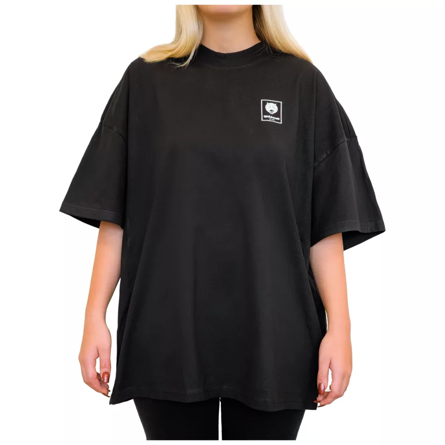 T-shirt nera oversized con collo alto in cotone su sfondo bianco