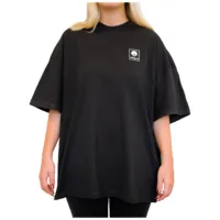 T-shirt nera oversized con collo alto in cotone su sfondo bianco