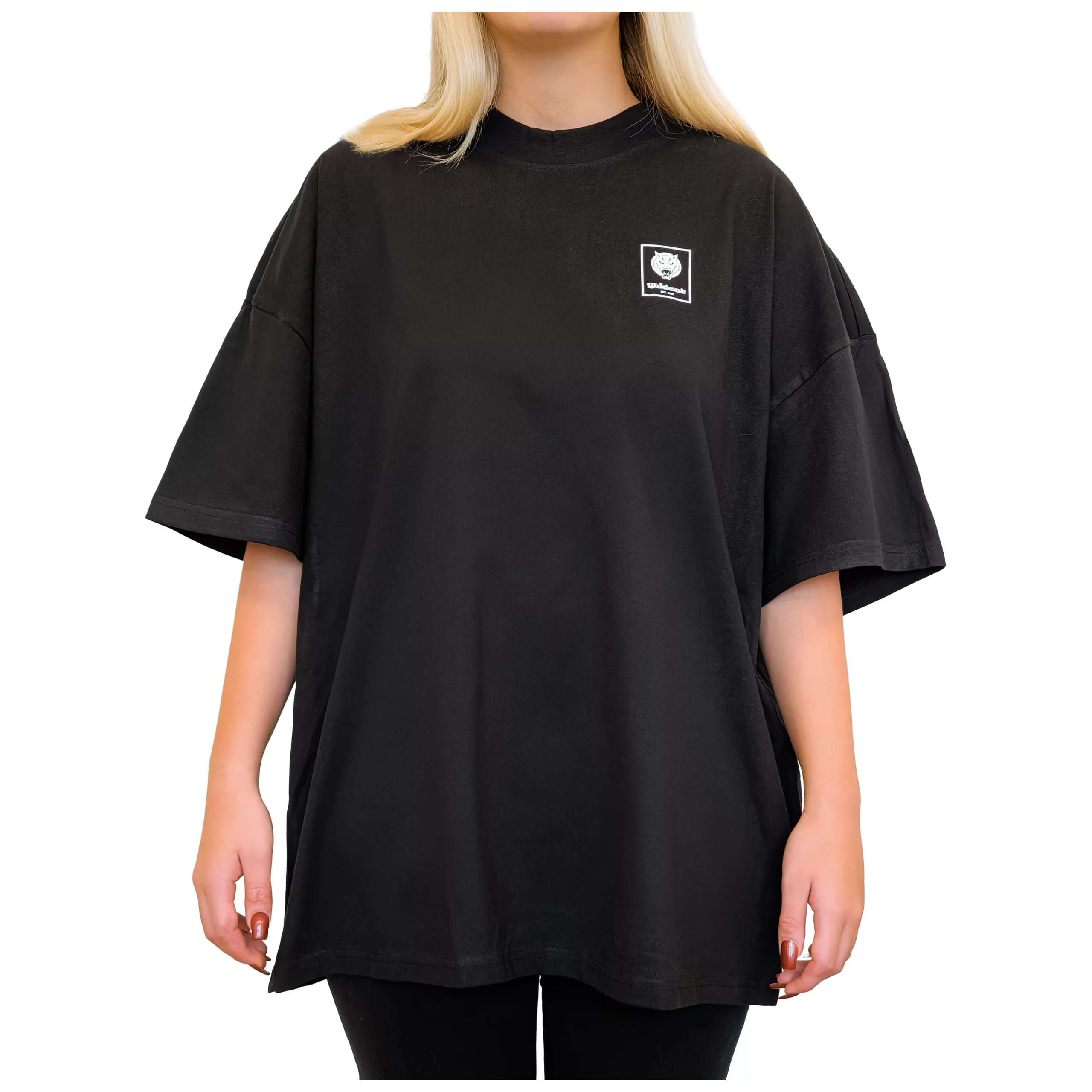 T-shirt nera oversized con collo alto in cotone su sfondo bianco