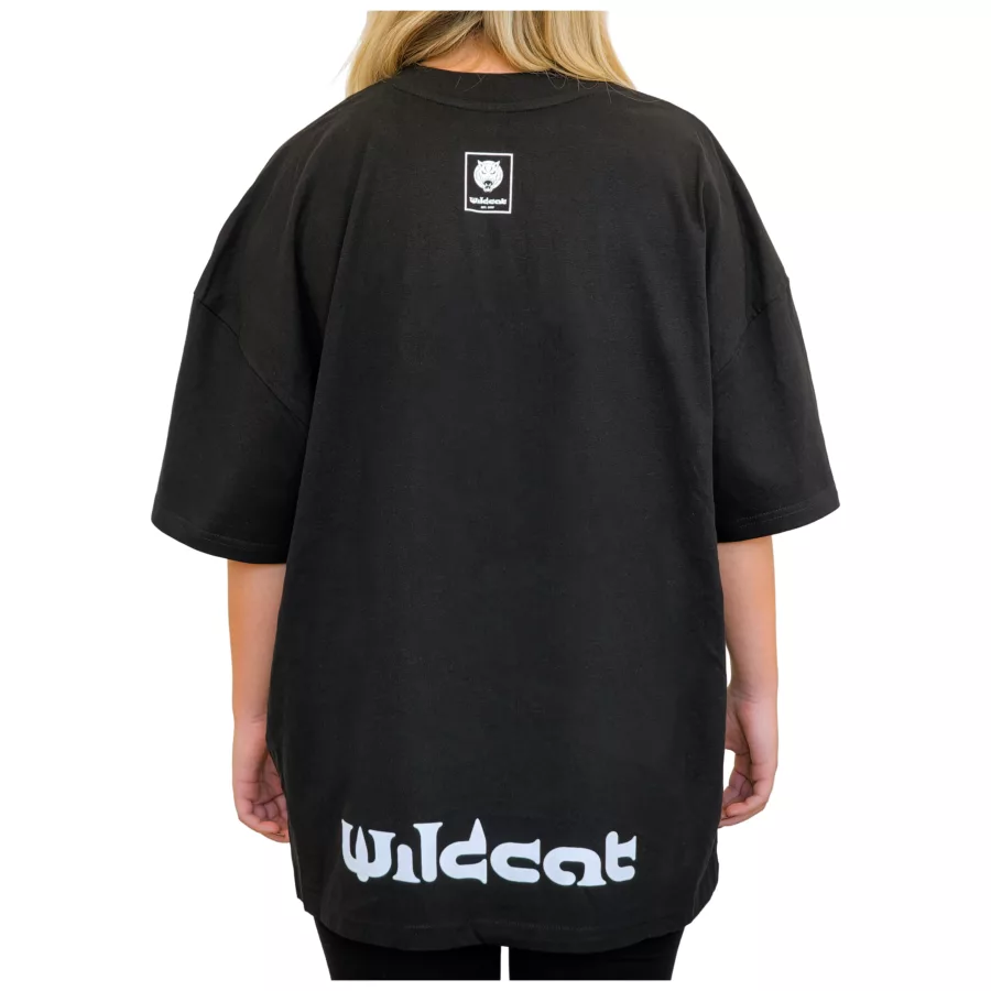 Persona indossa maglietta nera oversize con collo alto di Wildcat, vista posteriore