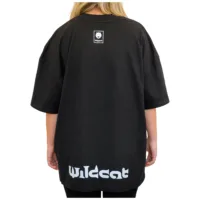 Persona indossa maglietta nera oversize con collo alto di Wildcat, vista posteriore