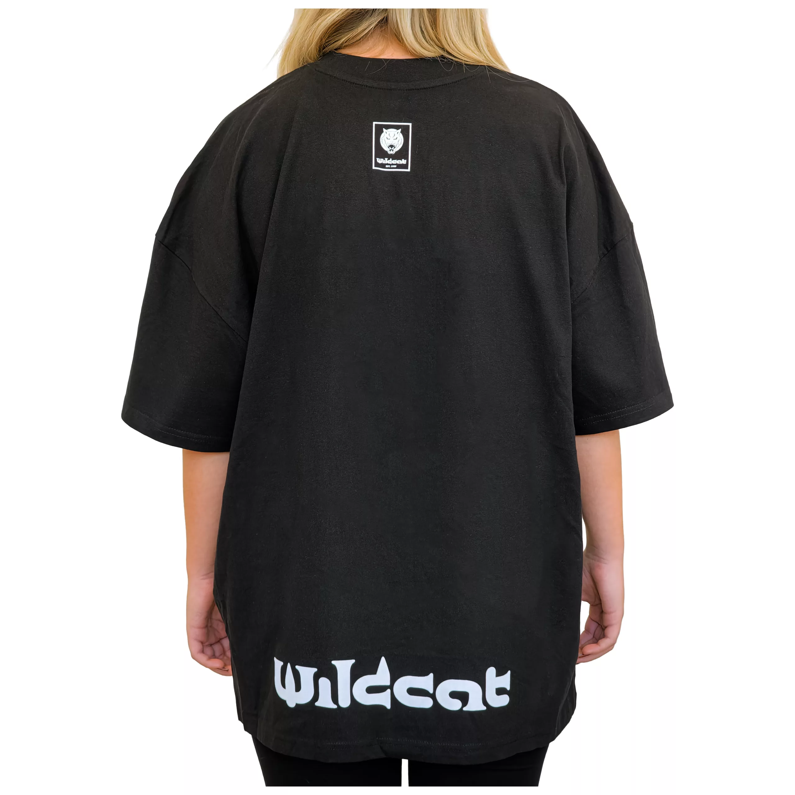 Persona indossa maglietta nera oversize con collo alto di Wildcat, vista posteriore