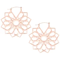 Orecchini Kaleidoscope Hoops in oro rosa su sfondo bianco