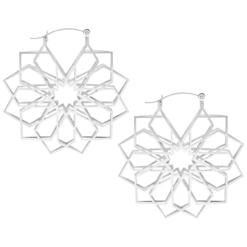 Due orecchini a cerchio kaleidoscopio argento in acciaio chirurgico su sfondo bianco