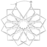 Orecchini in argento con design a caleidoscopio in acciaio chirurgico su sfondo bianco
