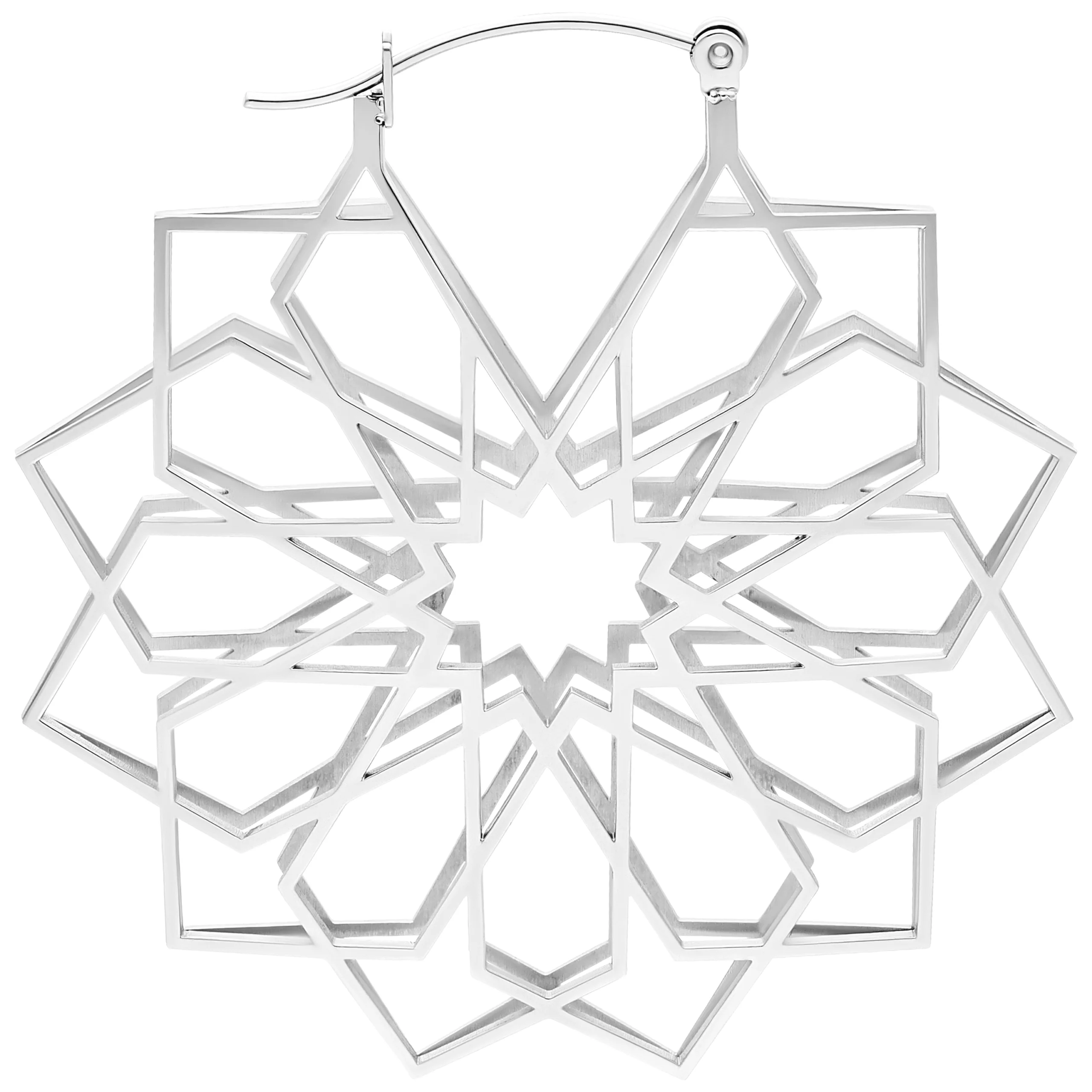 Orecchini in argento con design a caleidoscopio in acciaio chirurgico su sfondo bianco