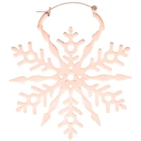 Orecchini a forma di fiocco di neve in oro rosa su sfondo bianco