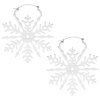 Due creole argento a forma di fiocco di neve su sfondo bianco