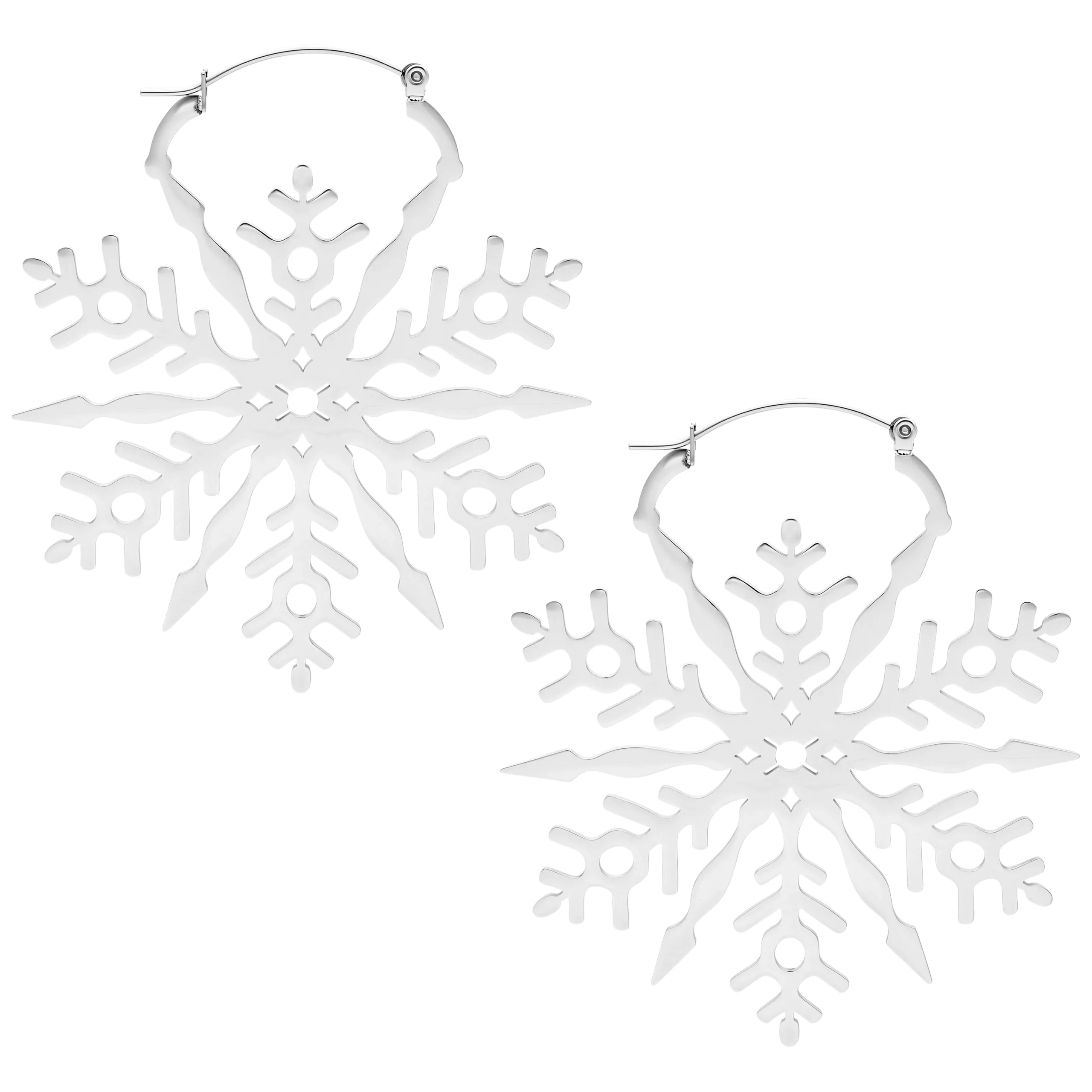 Due creole argento a forma di fiocco di neve su sfondo bianco