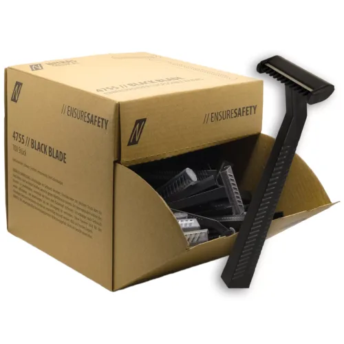 Rasoio monouso nero davanti a confezione marrone con più rasoi