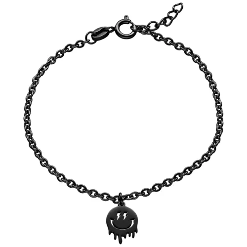 Bracciale in metallo nero con ciondolo a forma di smiley su sfondo bianco