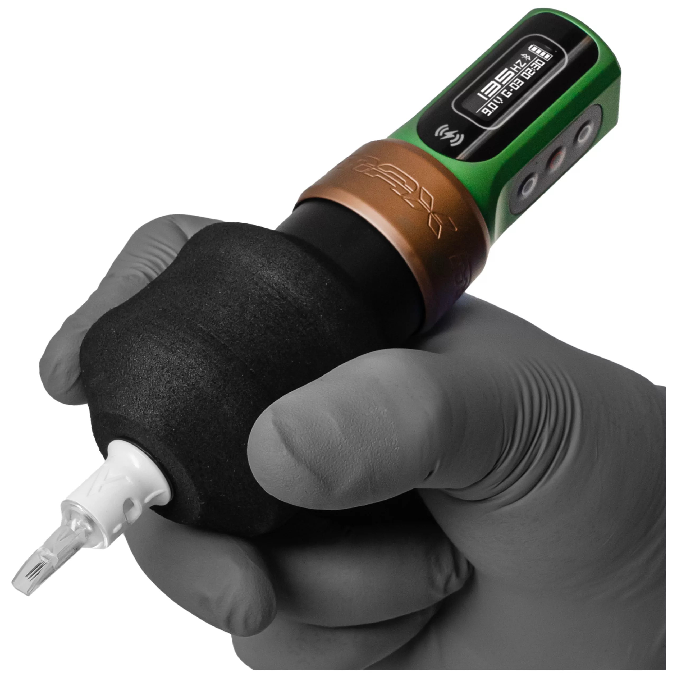 Grip nero per tatuaggi con elemento verde, tenuto in un guanto grigio