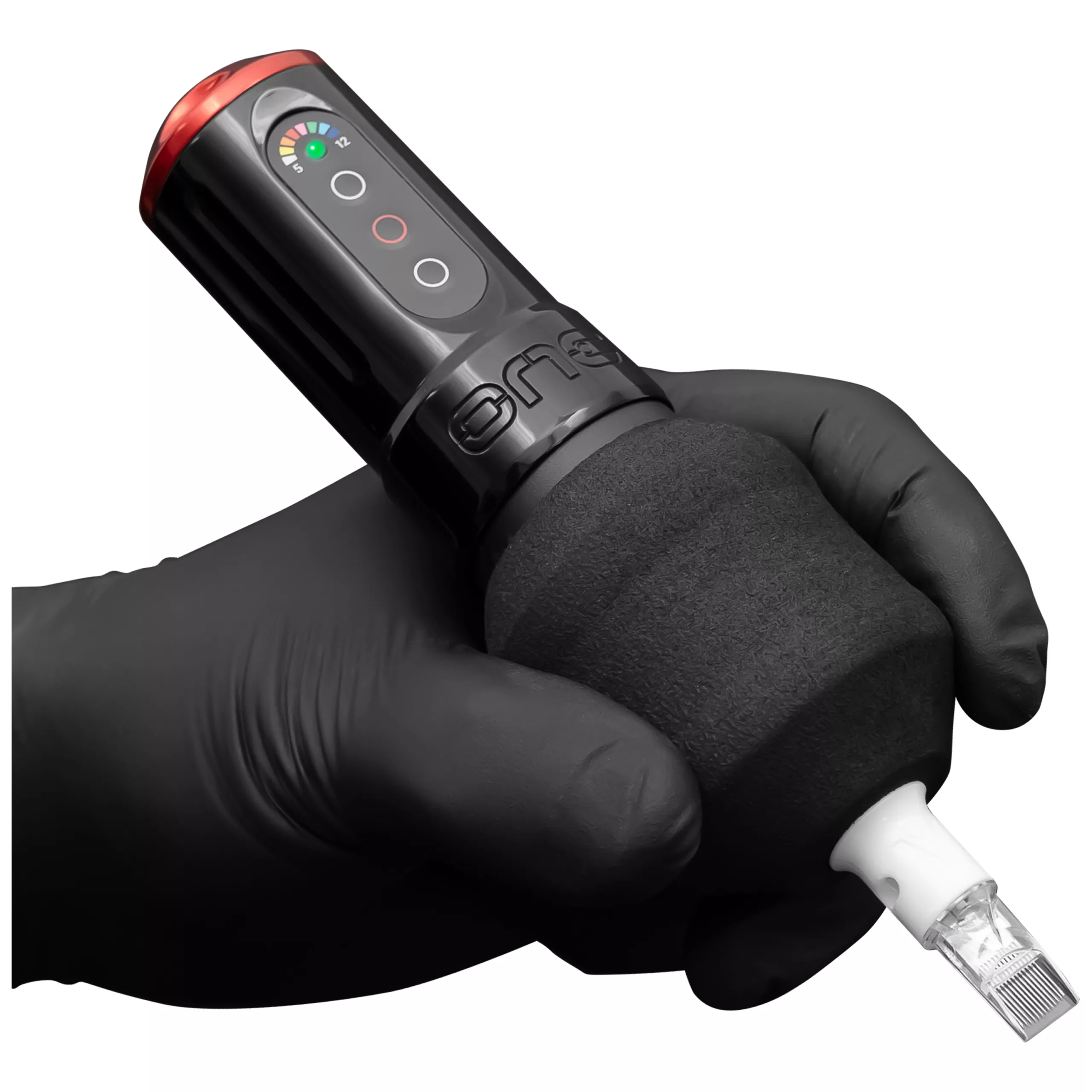 Grip nero per tatuaggi di FK Irons, tenuto da una mano guantata