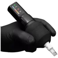 Grip per tatuaggi nero con rivestimento in schiuma e mano in guanto nero