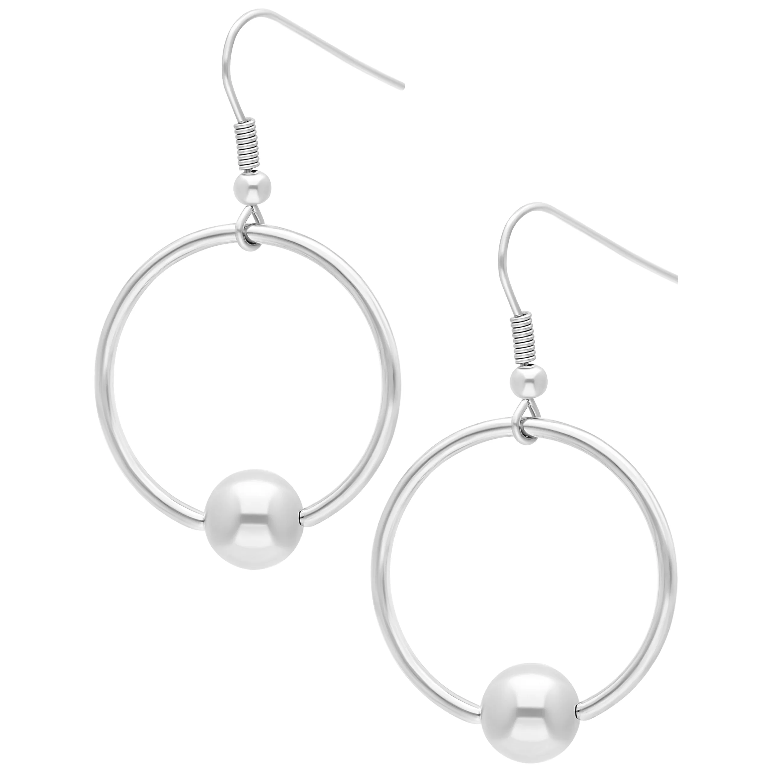 Orecchini a cerchio in argento in acciaio chirurgico Orecchini a cerchio in argento con sfera su sfondo bianco