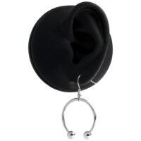Orecchini Barbell rotondi in acciaio chirurgico Orecchini Barbell rotondi in argento su un modello di orecchio nero su sfondo bianco