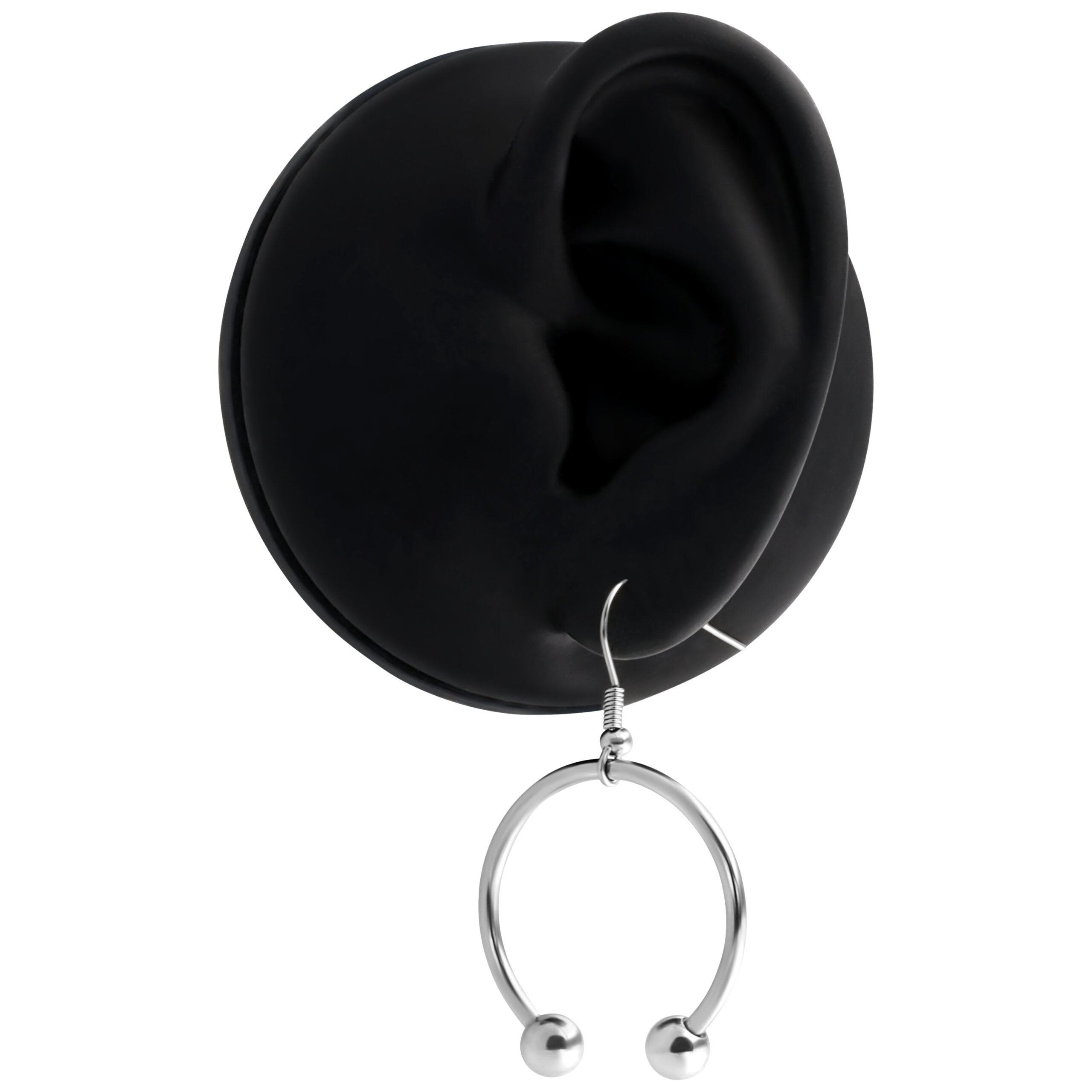 Orecchini Barbell rotondi in acciaio chirurgico Orecchini Barbell rotondi in argento su un modello di orecchio nero su sfondo bianco