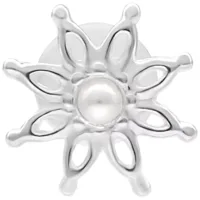 Labret argento con design a forma di fiore e dettaglio di perla su sfondo bianco