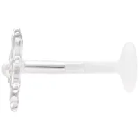 Labret piercing in argento con decorazione floreale su sfondo bianco