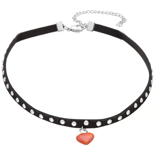Choker in ecopelle nero con borchie argentate e ciondolo a cuore rosso su sfondo bianco