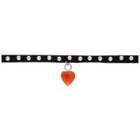Choker con cuore rosso e borchie Choker nero con borchie argentate e ciondolo a cuore rosso su sfondo bianco