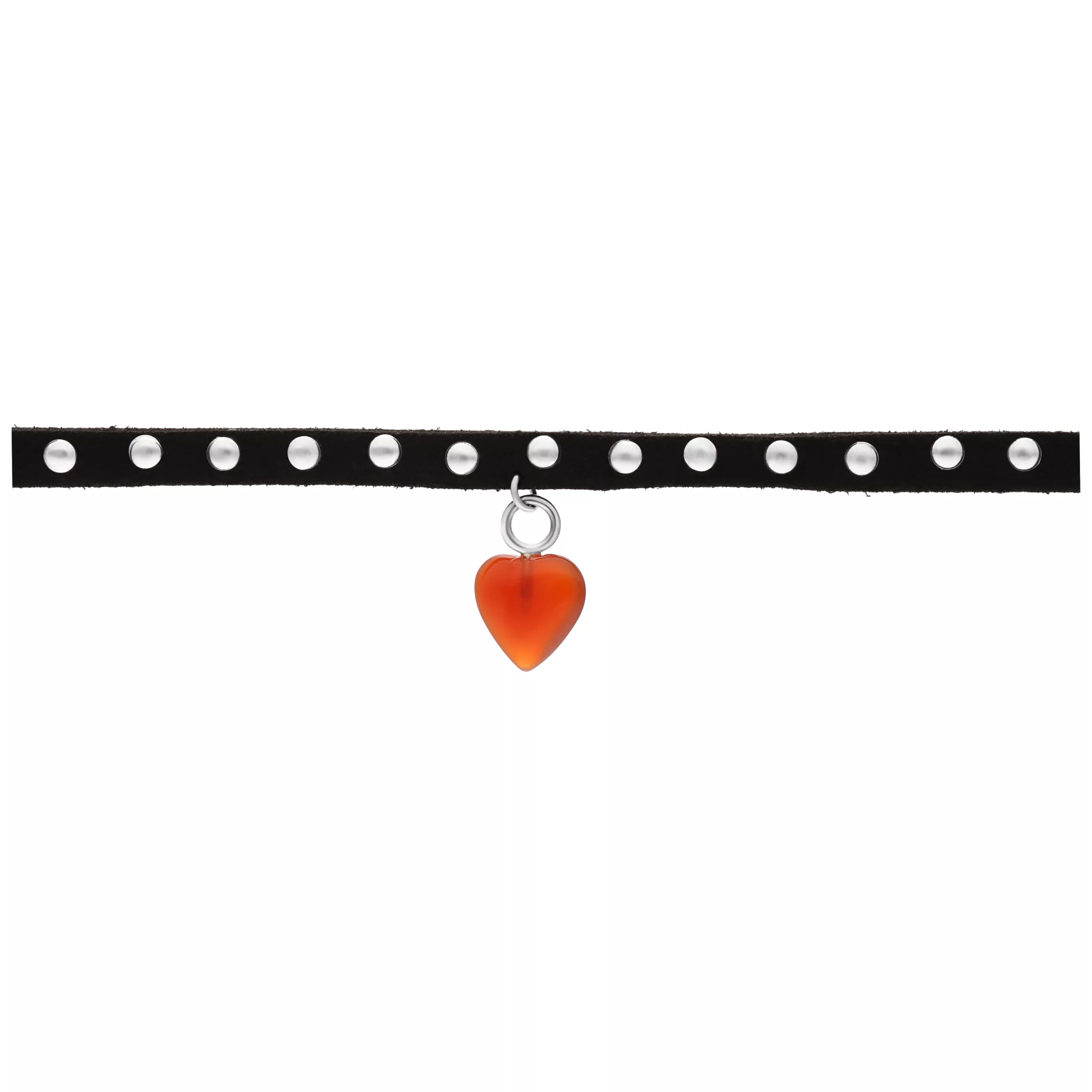 Choker con cuore rosso e borchie Choker nero con borchie argentate e ciondolo a cuore rosso su sfondo bianco