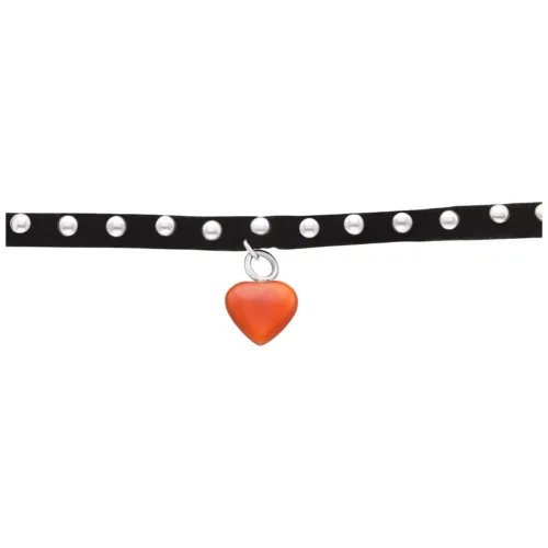 Choker in ecopelle nero con ciondolo a cuore rosso e borchie argentate su sfondo bianco