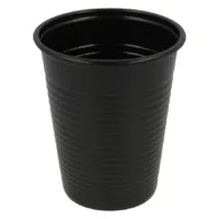 Bicchiere di plastica nero in primo piano su sfondo bianco