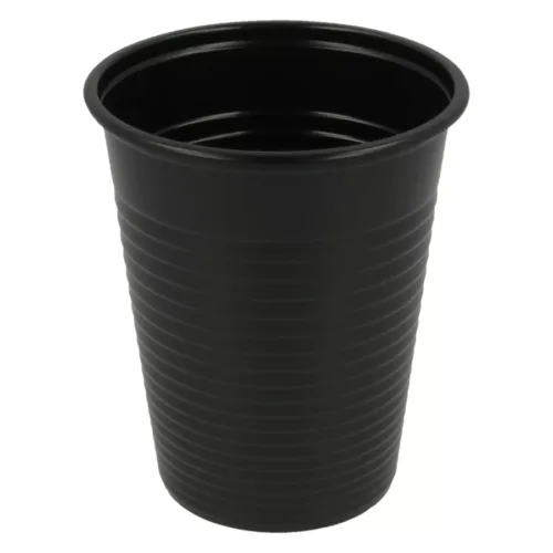 Bicchiere di plastica nero in primo piano su sfondo bianco