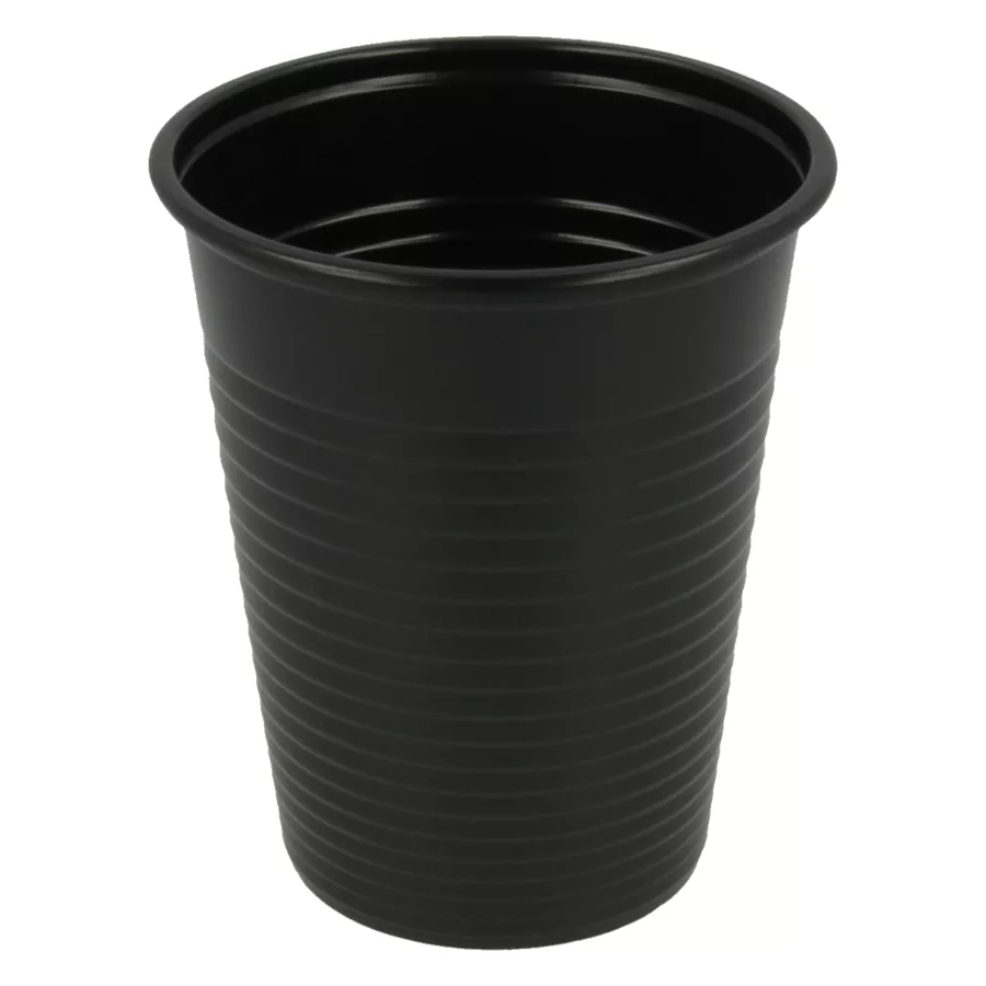 Bicchiere di plastica nero in primo piano su sfondo bianco