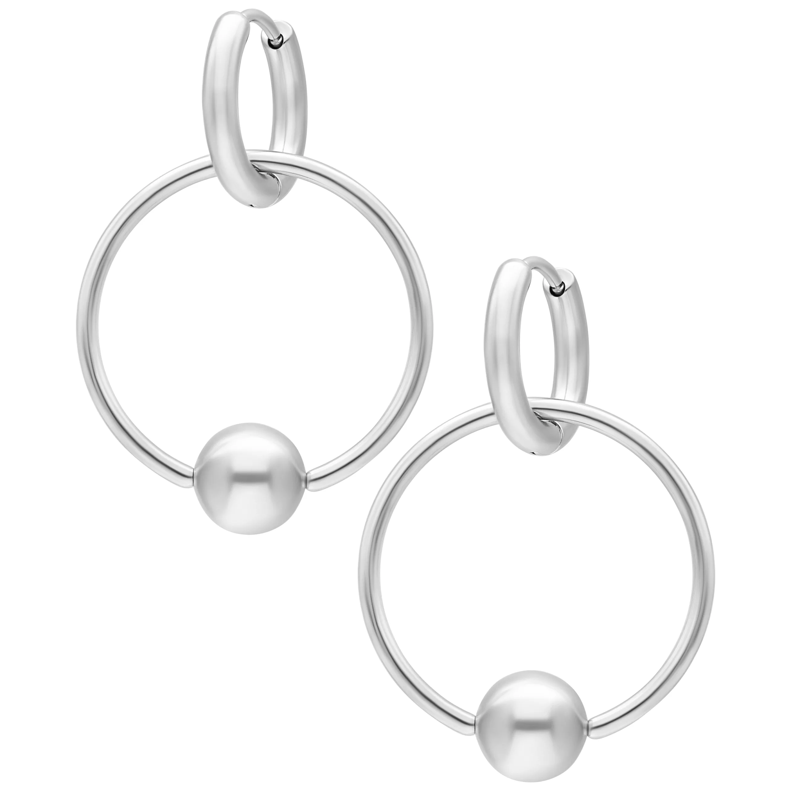 Coppia di orecchini argentati con chiusura a sfera in acciaio inox su sfondo bianco