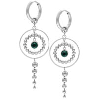 Orecchini a cerchio in argento con cristallo verde smeraldo su sfondo bianco